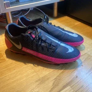 Nike Phantom fotbollsskor