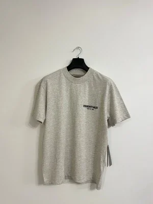 Grå Essentials Fear of God t-shirt Storlek S och XS