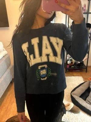Mörkblå Yale college-tröja