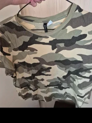 Camouflage t-shirt magtröja