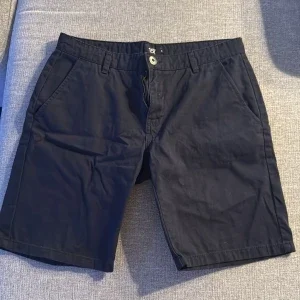 Svarta shorts med knappar