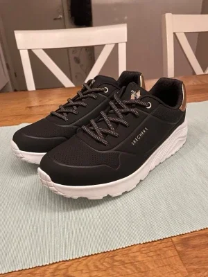 Svarta Skechers sneakers med vit sula