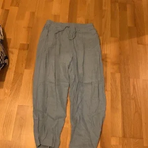 Blå linne byxor