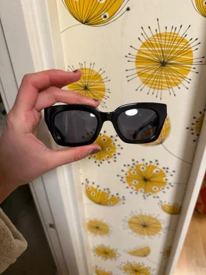 Svarta solglasögon Tommy Hilfiger
