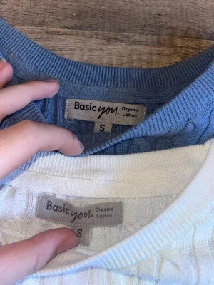 Två kabelstickade tröjor Basic You