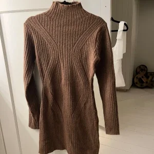 Brun ribbad stickad klänning