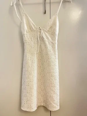 Vit kort klänning från H&M Divided