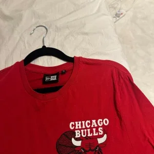 Röd Chicago Bulls t-shirt från New Era