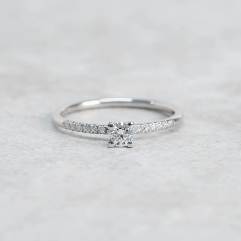 Förlovningsring Petunia, 14K Vitguld : Carat - Vänligen välj, Diamanter - Labbodlade, Gravyrstil - Vänligen välj, Storlek - 45 - Förlovning- och 