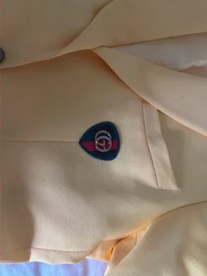 Gul kavaj från Gucci med emblem