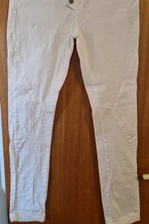 Vita jeans med detaljer från CC by Capri Collection