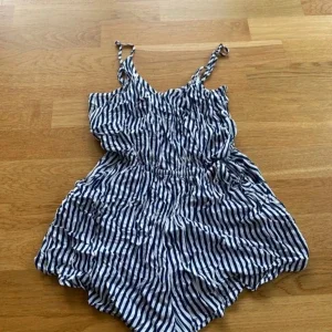 Randig kort playsuit