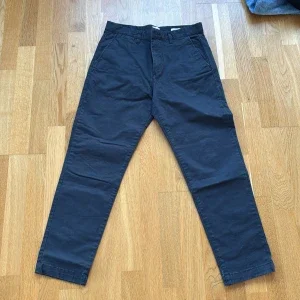Mörkblå slim fit chinos från H&M