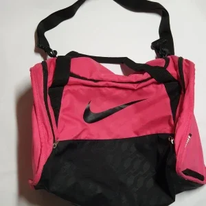 Rosa och svart träningsväska från Nike