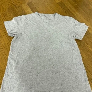 Gråmelerad t-shirt från Dressmann XL