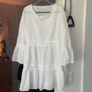 Vit broderad sommarklänning med volang