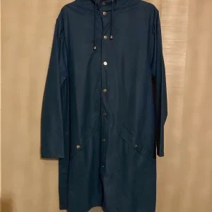 Blå regnjacka från Rains