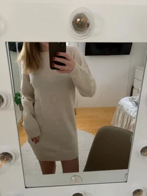 Beige stickad klänning