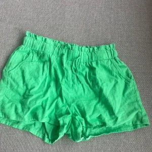 Gröna linneshorts från Lindex