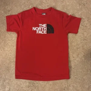 Röd t-shirt från The North Face