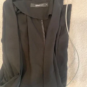 Svart kavaj från Gina Tricot