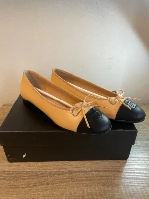 Beige och svarta ballerinas från Chanel