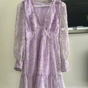Lila blommig klänning Vero Moda XS