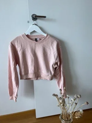 Ljusrosa cropped sweatshirt