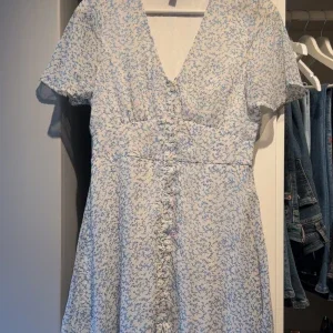 Blommig klänning med knappar