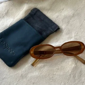 Bruna ovala solglasögon Le Specs