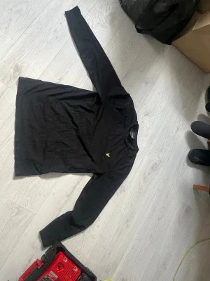 Svart långärmad topp från Lyle & Scott