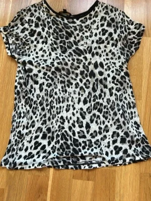 Leopardmönstrad topp Massimo Dutti
