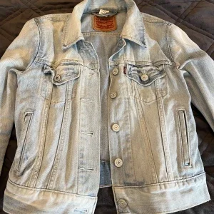 levi’s jeansjacka dam!!