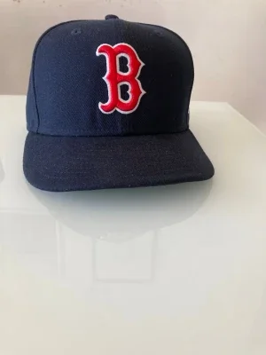 Mörkblå Boston Red Sox keps (fitted cap)