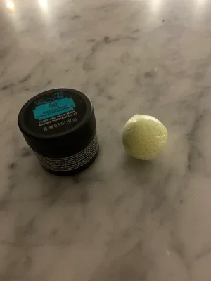 Ansiktsmask och en badbomb