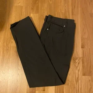 Svarta slim fit byxor från H&M