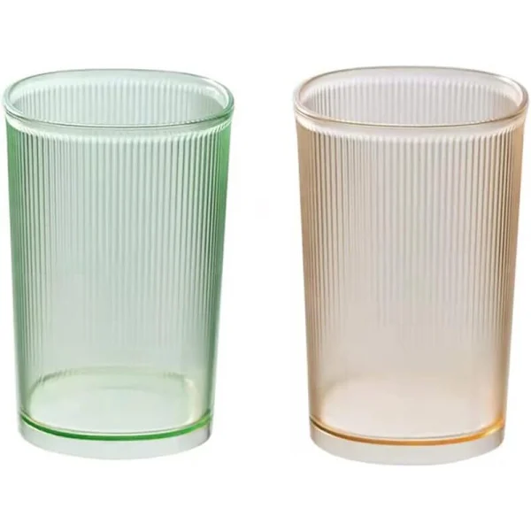 Sett med 2 uknuselige glass. Tannbørsteholder i plast. Baderomskrus. Sminkekostholder. Sett med 2 gjenbrukbare drikkeglass.