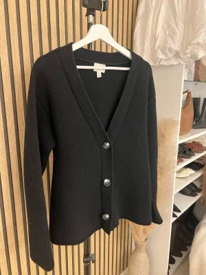 Svart ull kofta från H&M med knappar