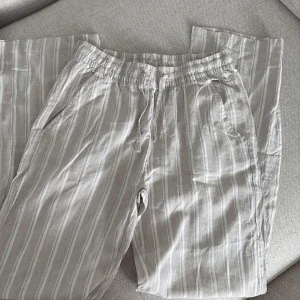 Randiga linnebyxor från 157, beige