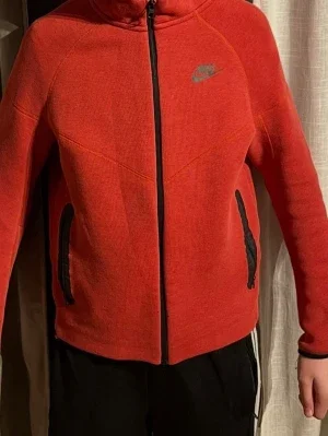 Röd Nike tech fleece hoodie