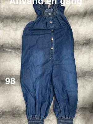 Jeans jumpsuit med knappar, stl 98