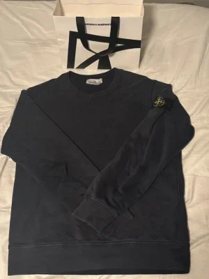 Mörkblå sweatshirt från Stone Island