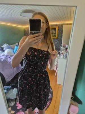 Blommig svart klänning från Vila