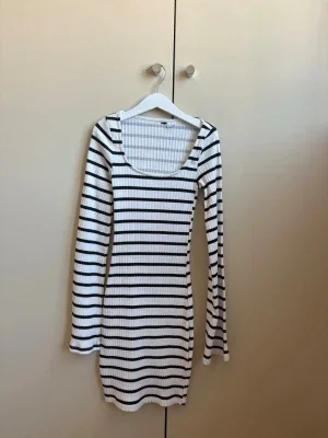 Randig ribbad klänning med lång ärm