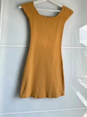 Gul kort stickad klänning