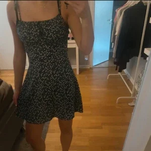 Blågrön blommig klänning med smala axelband
