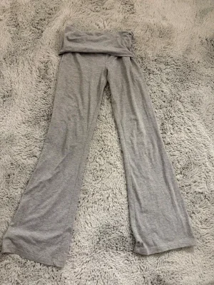 Mörkgråa yogabyxor