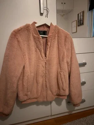 Ljusrosa teddyjacka från Bonprix