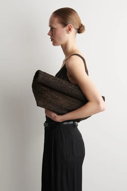 COS Women's Bolso De Mano Plegable Oversize Efecto Rafia in Marrón