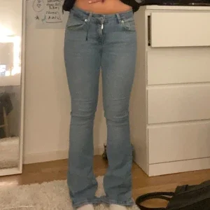 Blå bootcut jeans